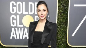 Gal Gadot Girang Bacakan Pemenang Golden Globe 2018