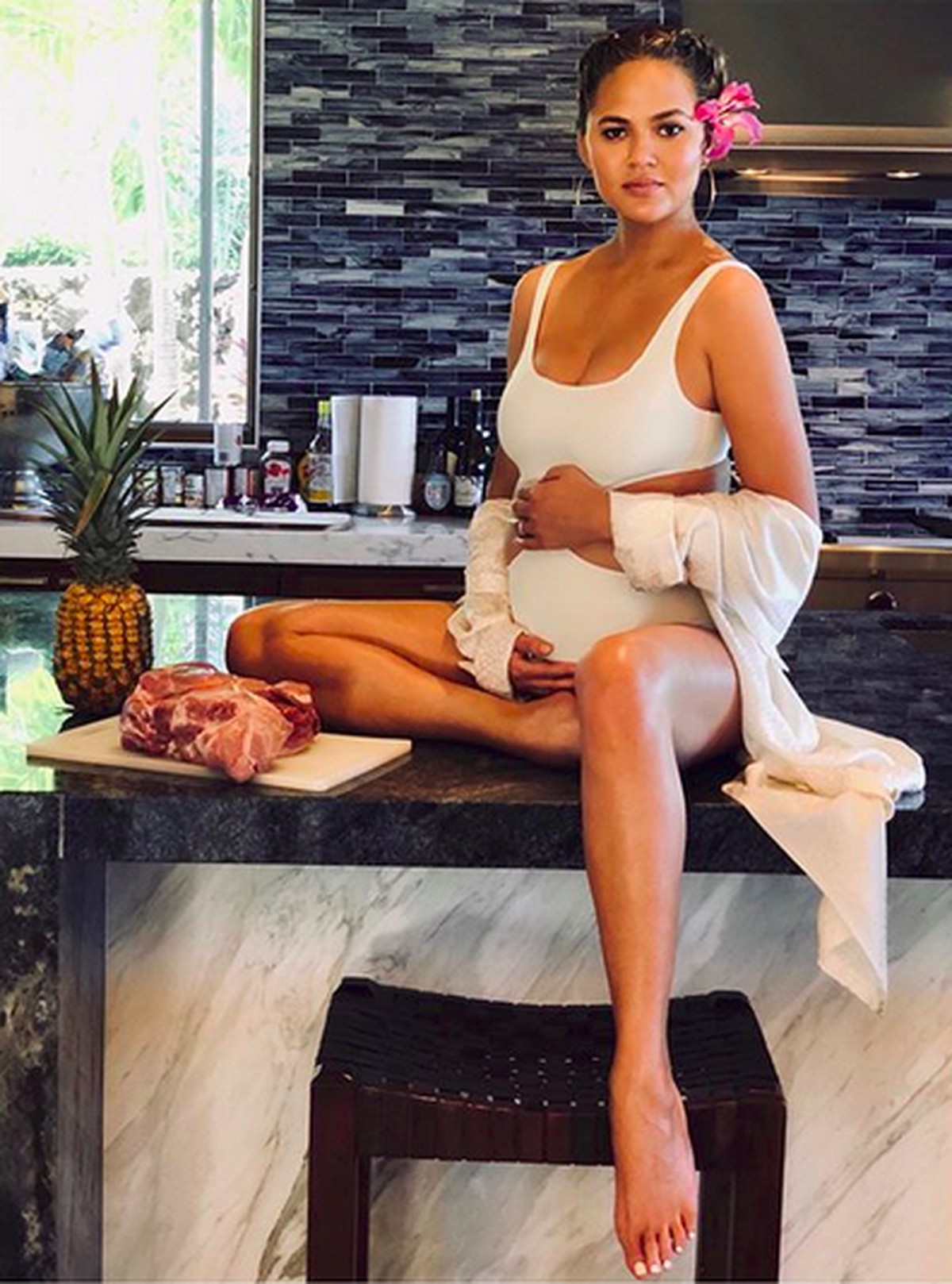 Baby bump chrissy teigen