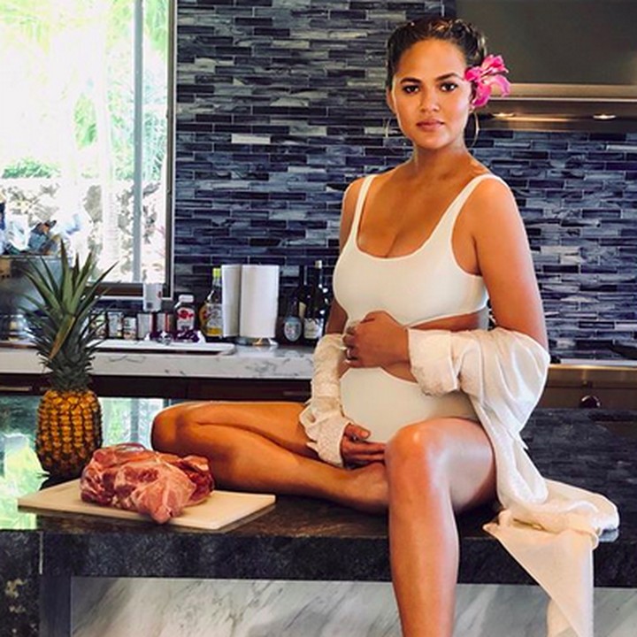 <p>Pose maternity shoot ini bikin baby bump Chrissy makin kelihatan. Cantik! (Foto: Instagram/ @chrissyteigen)  </p>