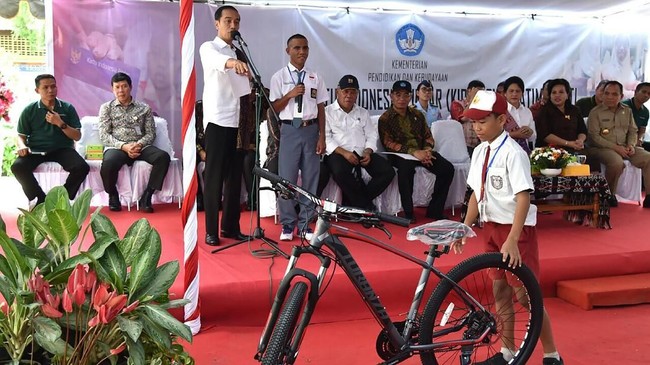 Seorang difabel yang merupakan pelajar di SMK Kupang menolak sepeda hadiah dari Presiden RI Joko Widodo, dan memintanya digantikan dengan laptop.