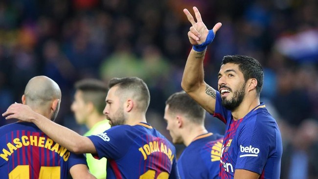 Striker Luis Suarez mencatatkan rekor baru bersama Barcelona. Suarez berada di posisi ketujuh pencetak gol terbanyak Barcelona dengan 132 gol.