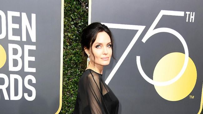 Angelina Jolie disebut membuat donasi "luar biasa baik" kepada anak-anak Yaman melalui dua bocah asal London penjual es limun.