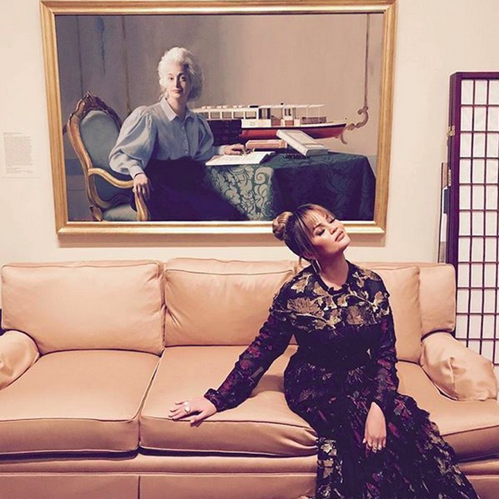 <p>Kalau yang ini, baby bump-nya gimana, Bun? (Foto: Instagram/ @chrissyteigen)</p>