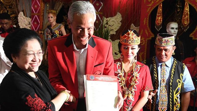 Megawati Dinilai Sindir Ganjar Lewat Pembacaan Rekomendasi Capres PDIP Penunjukan Ganjar Pranowo untuk membacakan hasil Rakernas PDIP soal Capres dinilai sebagai sindiran keras dari Megawati.