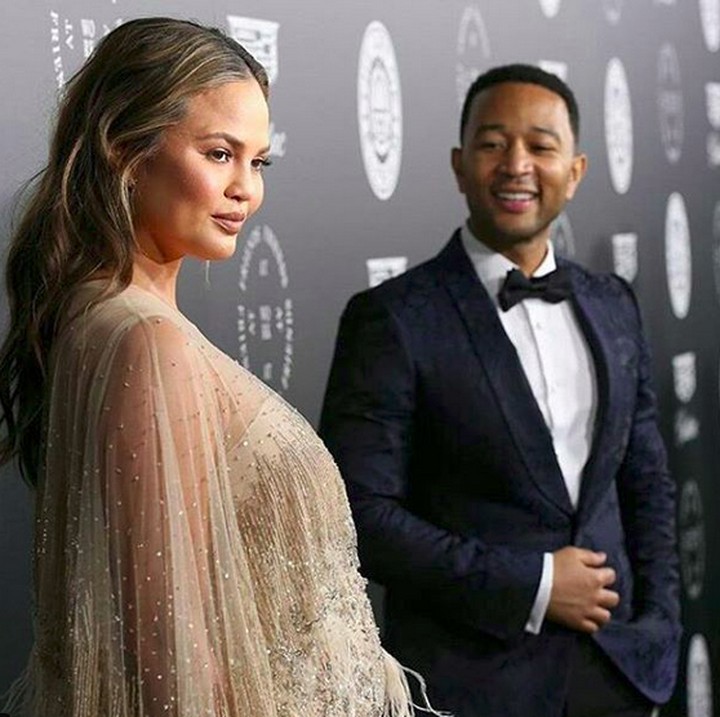 <p>Tampak samping, baby bump-nya Chrissy kelihatan banget ya? (Foto: Instagram/ @chrissyteigenbrasil)</p>