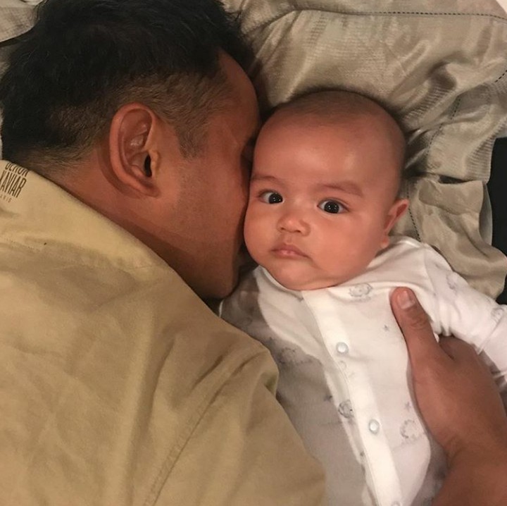 <p>Lagi temenin papa yang mau tidur nih. (Foto: Instagram @ardibakrie)</p>