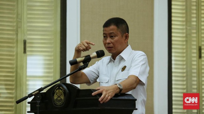 Menteri ESDM Ignasius Jonan mewajibkan PT Pertamina (Persero) untuk membeli produksi siap jual minyak mentah yang diproduksi KKKS dengan harga pasar.