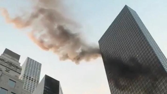 Satu orang tewas dan enam petugas pemadam kebakaran luka-luka saat Trump Tower di New York, Amerika Serikat terbakar, Sabtu (7/4).