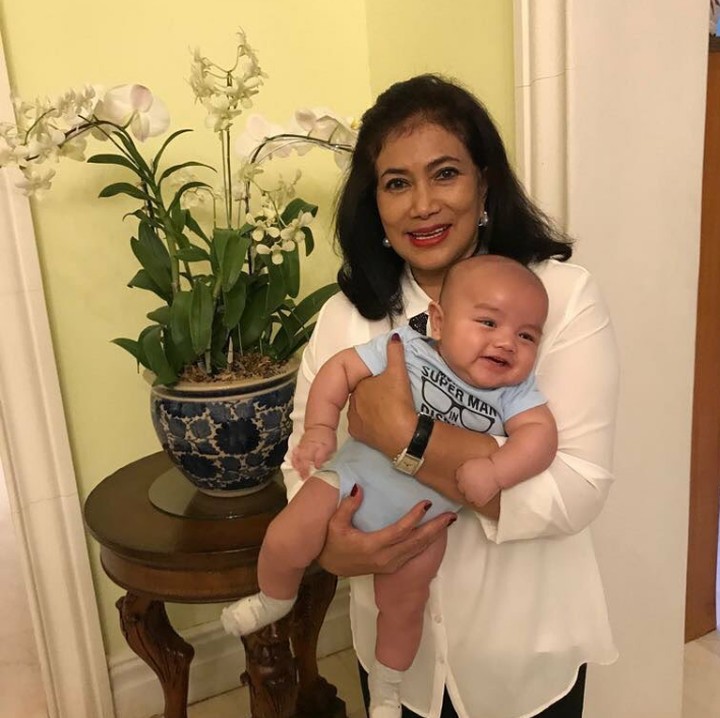 <p>Happy banget digendong sama oma. (Foto: Instagram @ardibakrie)</p>