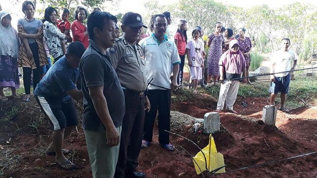 Mohammad Urfan alias Petruk ditangkap polisi karena menggali makam dan mencuri tali pocong di dalamnya. Ia percaya hal tersebut bisa membuatnya kaya.