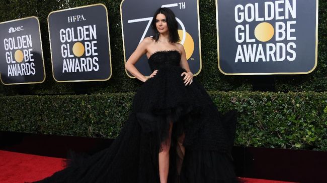Maksud hati tampil di Golden Globe 2018, Kendall Jenner justru kena celaan netizen karena dianggap kehadirannya tak penting.