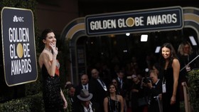 Pin 'Time's Up' Bertebaran di Jas Para Aktor di Golden Globes