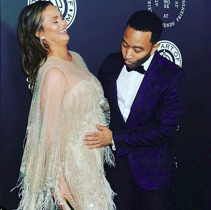 <p>Eh, si kecil di dalam perut dibelai ayahnya. He-he-he. (Foto: Instagram/ @chrissyteigenbrasil)</p>