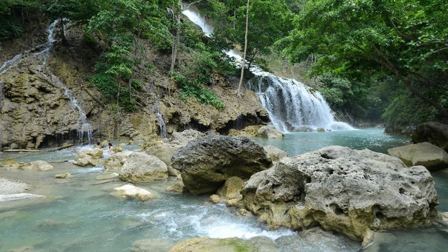 A view of the Lapopu waterfall in West Sumba in East Nusa Tenggara Province on October 21, 2017.  / AFP PHOTO / SONNY TUMBELAKA