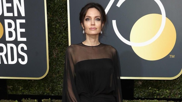 BEVERLY HILLS, CA - JANUARY 07:  Angelina Jolie attends The 75th Annual Golden Globe Awards at The Beverly Hilton Hotel on January 7, 2018 in Beverly Hills, California.  (Photo by Frederick M. Brown/Getty Images)