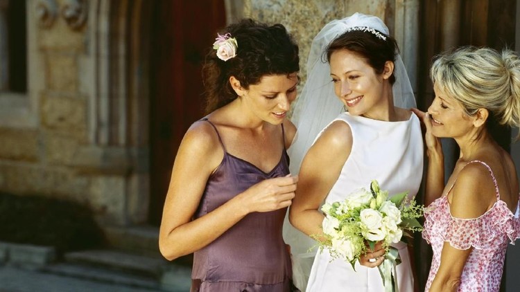 Lima jam setelah melahirkan&comma; ibu ini langsung menghadiri pernikahan adiknya dan menjadi bridesmaid&period; Wow&excl;