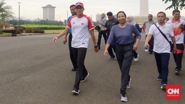 Wakil Gubernur DKI Jakarta Sandiaga Uno berlari pagi bersama Menteri BUMN Rini Soemarno di kawasan monas, sambil membahas pembangunan infrastruktur Jakarta.