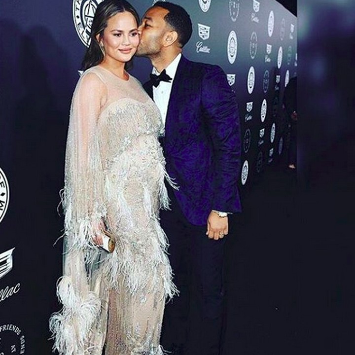<p>Foto ini juga memperlihatkan Chrissy makin cantik dengan baby bump-nya. Kata orang, auranya makin keluar. (Foto: Instagram/ @chrissyteigenbrasil)</p>