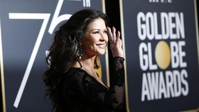 10 Busana Hitam yang Mencuri Perhatian di Golden Globe Awards