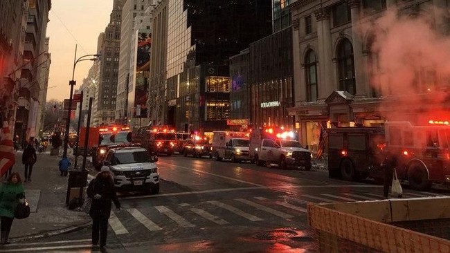 Tiga orang menderita luka-luka akibat kebakaran di puncak Trump Tower di pusat Manhattan, New York. Petugas menyatakan api tidak sampai masuk ke dalam gedung.