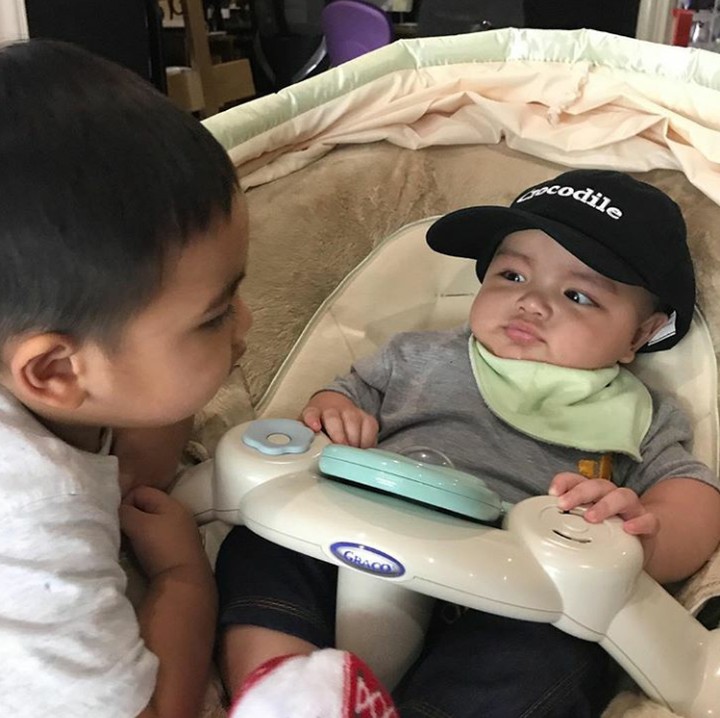 <p>Kok Gika agak cemberut gitu sama kakaknya? Hi-hi-hi. (Foto: Instagram @ardibakrie)</p>