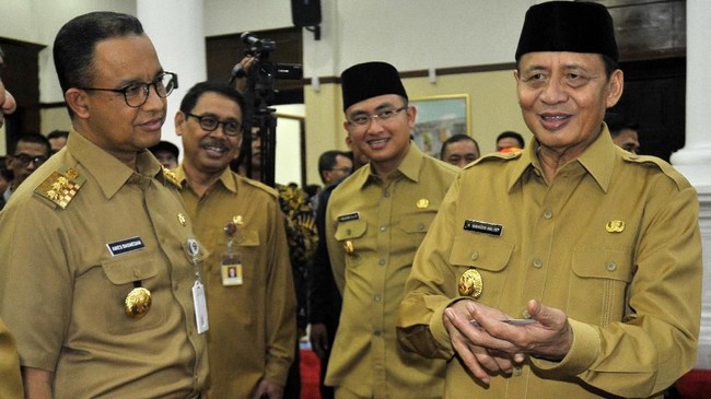 KSPSI mengaku kecewan dengan Gubernur DKI Anies Baswedan yang tak juga merevisi SK soal UMK, sementara buruh Banten akan menggugat SK Gubernur Wahidin Halim.