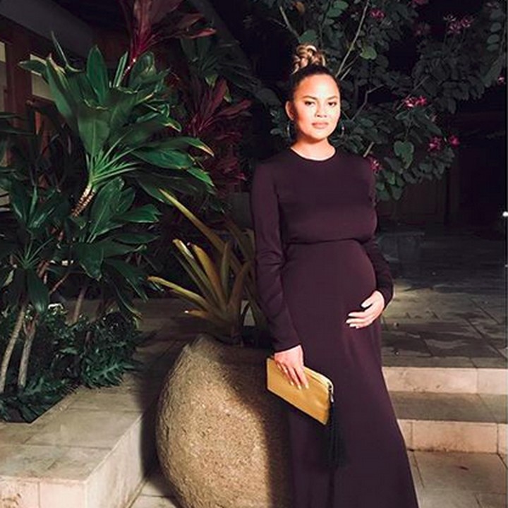 <p>Bumil yang satu ini tampil elegan dengan longdress hitam dan perut buncit yang sudah mulai menyembul. He-he-he. (Foto: Instagram/ @chrissyteigen)  </p>