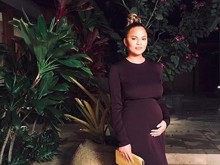 Baby Bump Mulai Kelihatan, Chrissy Teigen Makin Cantik