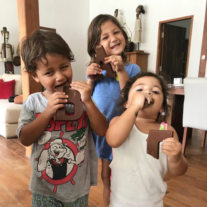 <p>Nyam! Siapa yang mau cokelat? Ini foto komplet anak-anak Indah Kalalo, Bun. (Foto: Instagram @indahkalalo)</p>
