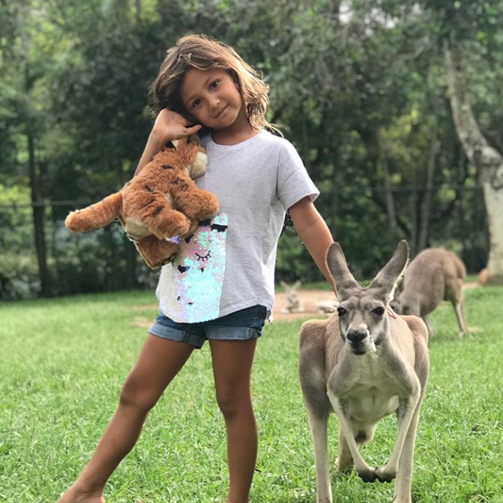 <p> Ayanna Rose, putri pertama Indah Kalalo berani banget nih berpose bareng kanguru. (Foto: Instagram @indahkalalo)</p>