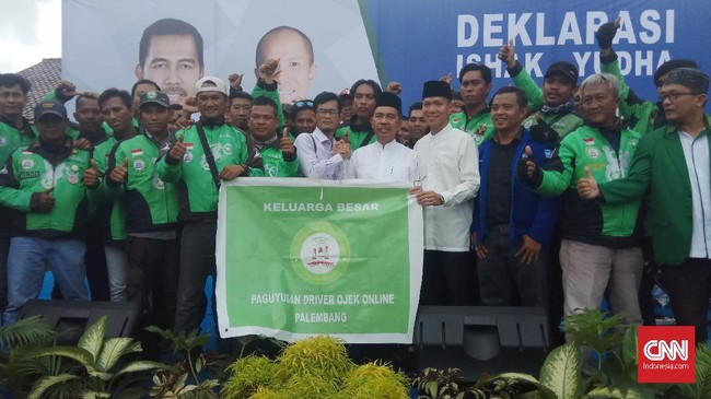 Paguyuban Driver Ojek Online Palembang ikut naik ke atas panggung saat Ishak Mekki dan Yudha Pratomo melakukan deklarasi maju dalam Pilgub Sumsel.