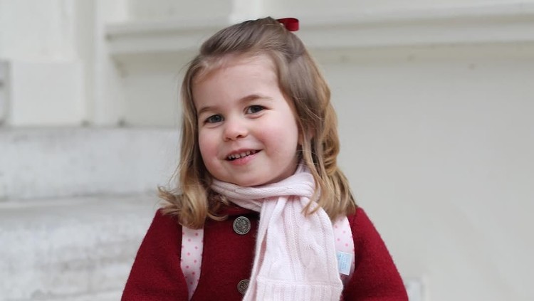 Sebentar lagi Putri Charlotte akan bersekolah di tempat yang sama dengan sang kakak, Pangeran George. Lihat reaksi lucunya yuk!