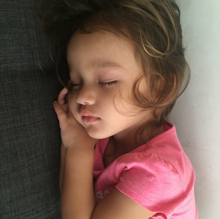<p>Tidur aja nggemesin ya, Bun. (Foto: Instagram/siennalittleexplorer)</p>
