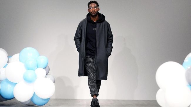 Rapper asal Inggris, Tinie Tempah merambah dunia mode dengan menggeber koleksi rancangannya What We Wear di pekan mode London Fashion week Men's AW 2018.