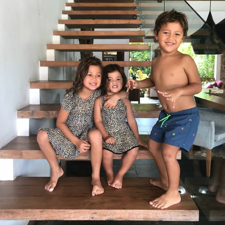 <p>Tiga bersaudara ini terlihat akrab ya, Bun. (Foto: Instagram @indahkalalo)</p>