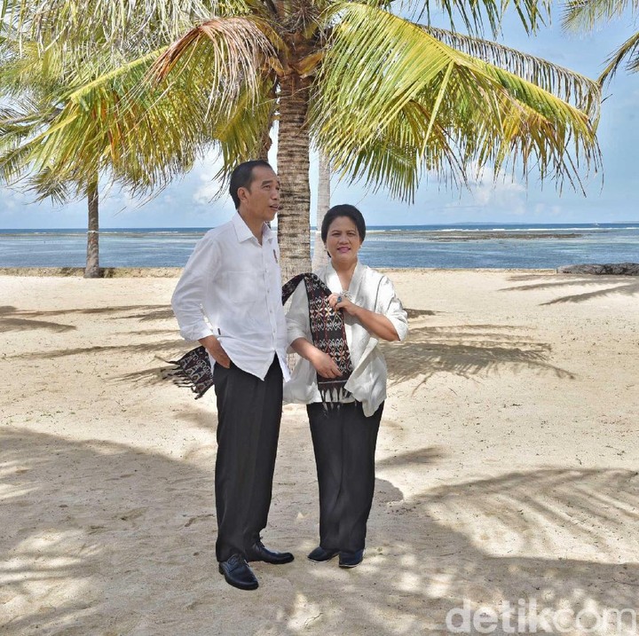 <p>Momen Jokowi dan Iriana di Pulau Rote. Indah sekali pemandangannya. (Foto: Agus Suparto/Biro Pers Setpres)  </p>