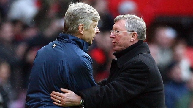 Manchester United manager Sir Alex Ferguson (R) shakes hands with Arsenal manager Arsene Wenger after their English Premier League football match at Old Trafford in Manchester, north west England on April 13, 2008. United won the game 2-1. AFP PHOTO/PAUL ELLIS - Mobile and website use of domestic English football pictures are subject to obtaining a Photographic End User Licence from Football DataCo Ltd Tel : +44 (0) 207 864 9121 or e-mail accreditations@football-dataco.com - applies to Premier and Football League matches. / AFP PHOTO / PAUL ELLIS
