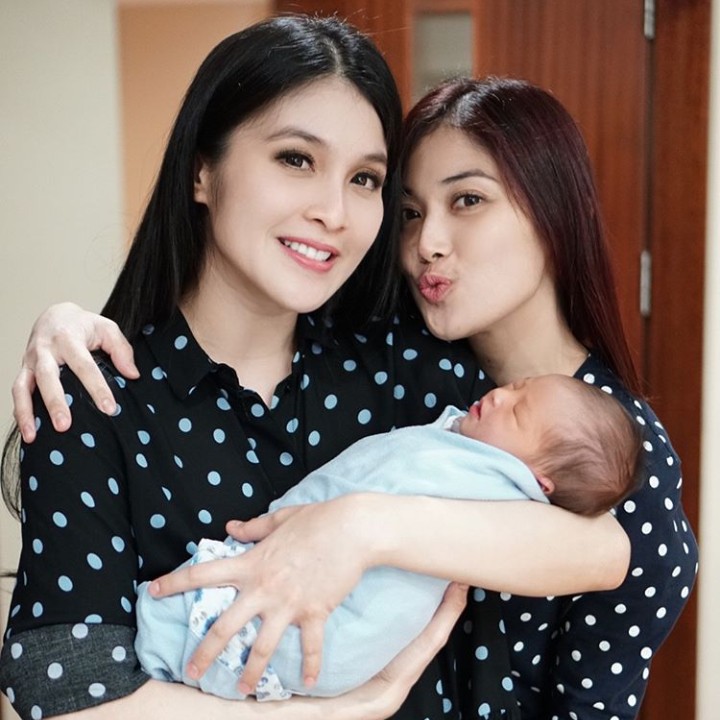 <p>Sejak lahir Rafa memang sudah kelihatan kegantengannya ya. (Foto: Instagram @sandradewi88)</p>