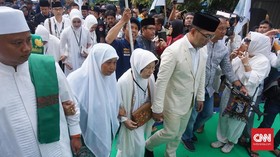 Ridwan Kamil-Uu Didampingi Orang Tua Daftar ke KPUD Jabar