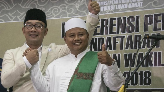 Survei Cyrus Network mengungkapkan, elektabilitas Ridwan Kamil-Uu Ruzhanul Ulum dengan Deddy Mizwar-Dedi Mulyadi hanya berjarak 5 persen.