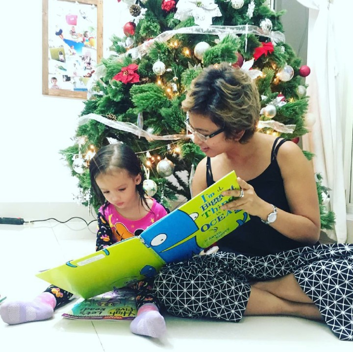 <p>Sienna dari kecil juga udah diajarin untuk seneng baca lho, Bun. (Foto: Instagram/siennalittleexplorer)  </p>