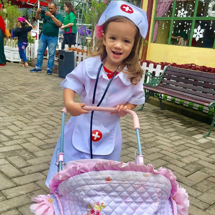 <p>Sienna merupakan anak dari traveler sekaligus pendiri taman bacaan pelangi, Nila Tanzil. (Foto: Instagram/siennalittleexplorer)</p>