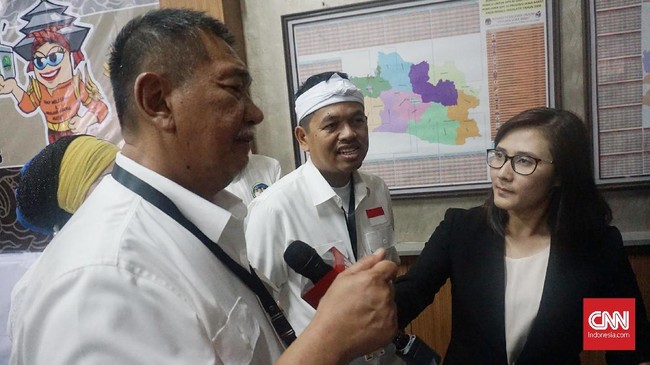 Sejumlah kandidat gubernur Jawa Barat turun berkampanye, Kamis (22/2). Deddy Mizwar mengunjungi pasar sedangkan Ridwan Kamil menemui perwakilan guru ngaji.