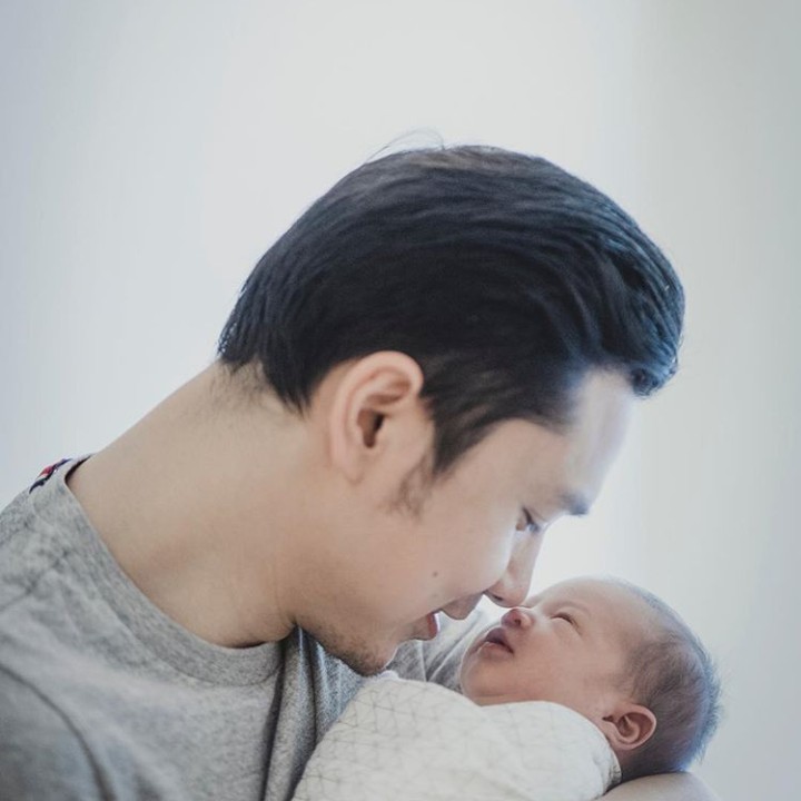 <p>Nose to nose dulu... Aih mancung banget ya bayi satu ini. (Foto: Instagram @raphaelmoeis)</p>