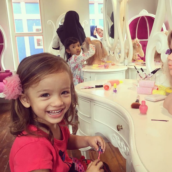 <p>Hai Bunda, kenalin anak perempuan yang menggemaskan ini namanya Sienna Tanzil Petersen. (Foto: Instagram/siennalittleexplorer)</p>