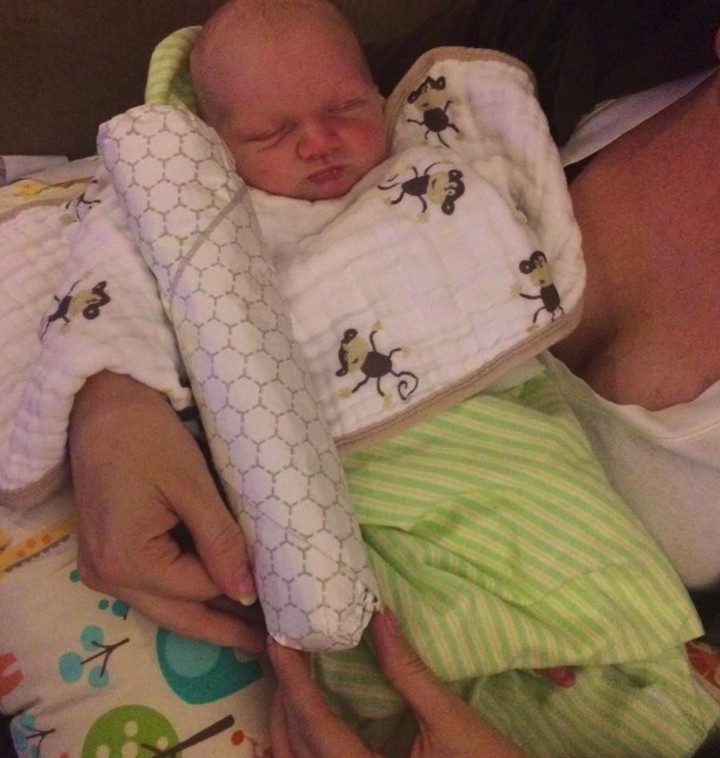 Sejak lahir, tubuh bayi bernama Lucas ini dibandingkan dengan cheesesteak, Bun, sama ayahnya. Lucu deh!
