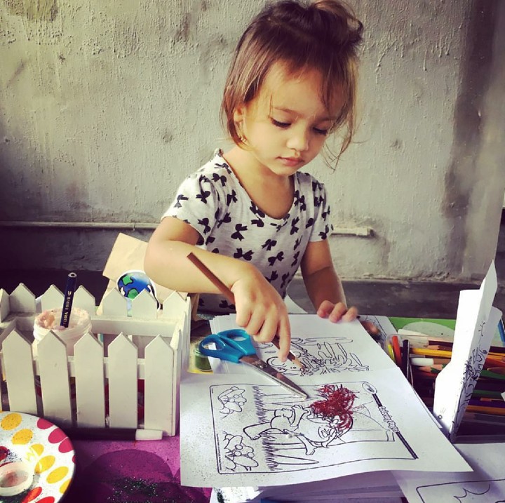 <p>Sibuk mewarnai nih Sienna. (Foto: Instagram/siennalittleexplorer)</p>