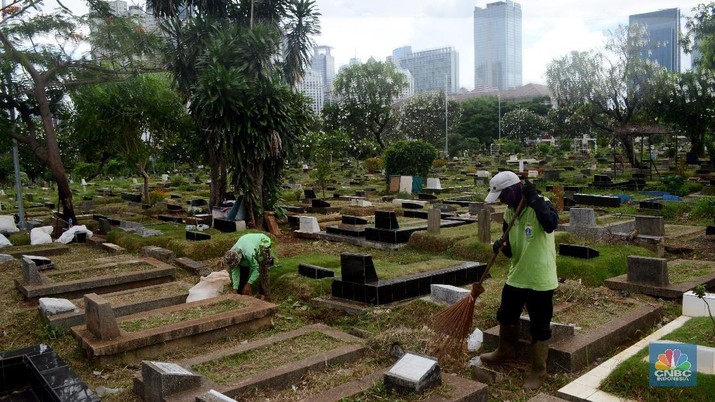 Suasana pemakaman di TPU Karet Bivak, Jakarta, Selasa (9/1/2018). Keterbatsan kurang lahan pemakaman, Dinas Kehutanan DKI Jakarta mengalokasikan anggaran Rp400 miliar untuk pengadaan lahan makam di tahun 2018.