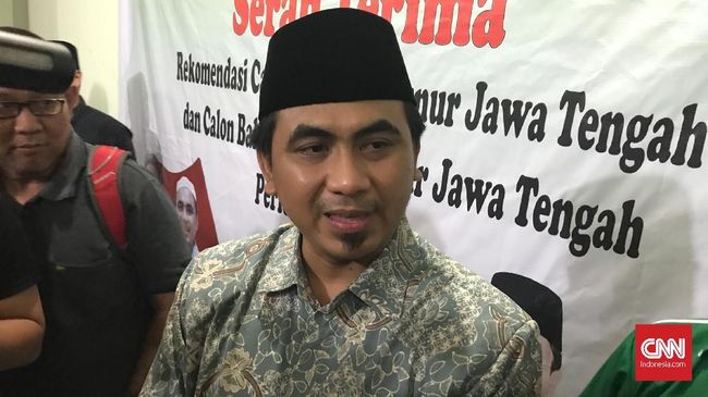 Pesan Hati-hati Mbah Moen pada Taj Yasin yang Dampingi Ganjar