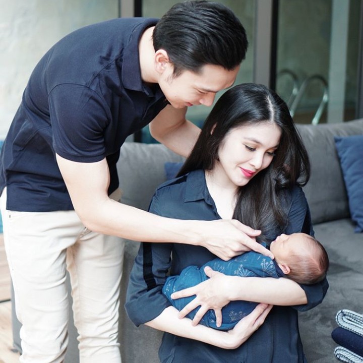 <p>Lucunya, kompakan pakai baju warna navy sama mama papanya. (Foto: Instagram @sandradewi88)</p>
